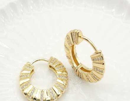 Arete Huggie Baño de Oro 18K