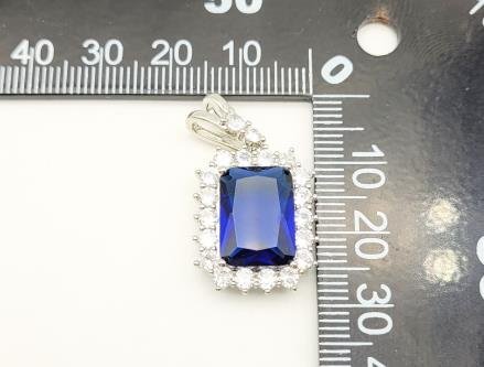 Dije Rectangular con Piedra Diseño 1