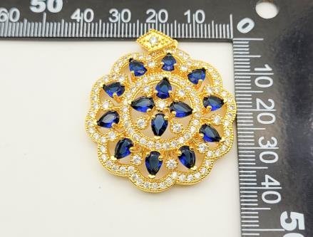 Dije Corona con Piedras Diseño 9